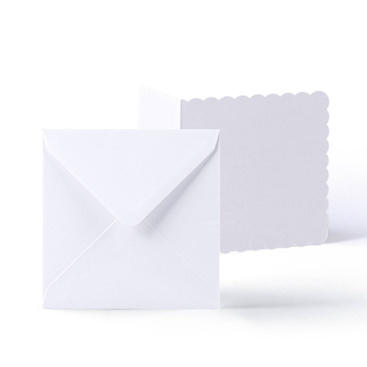 Pack de tarjetas y sobres blancos con borde ondulado