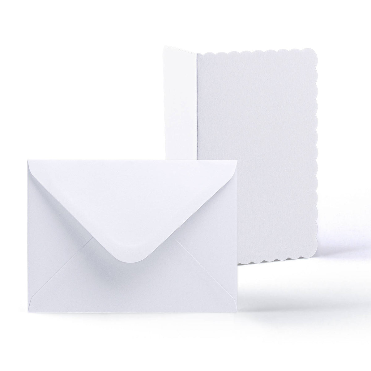 Pack de tarjetas y sobres blancos con borde ondulado