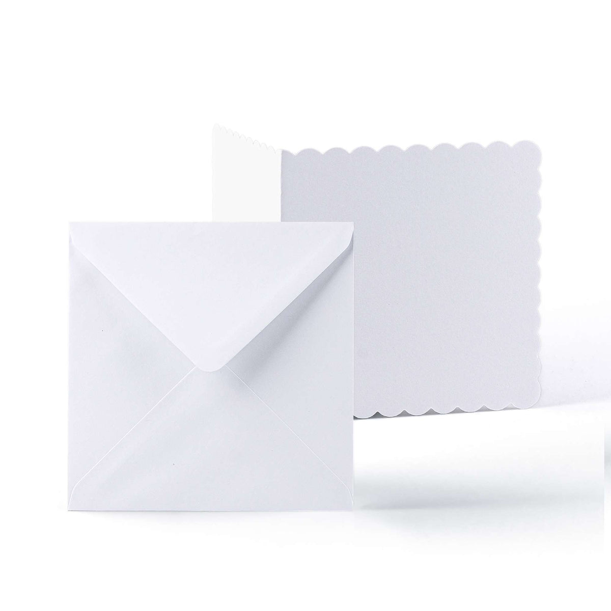 Pack de tarjetas y sobres blancos con borde ondulado