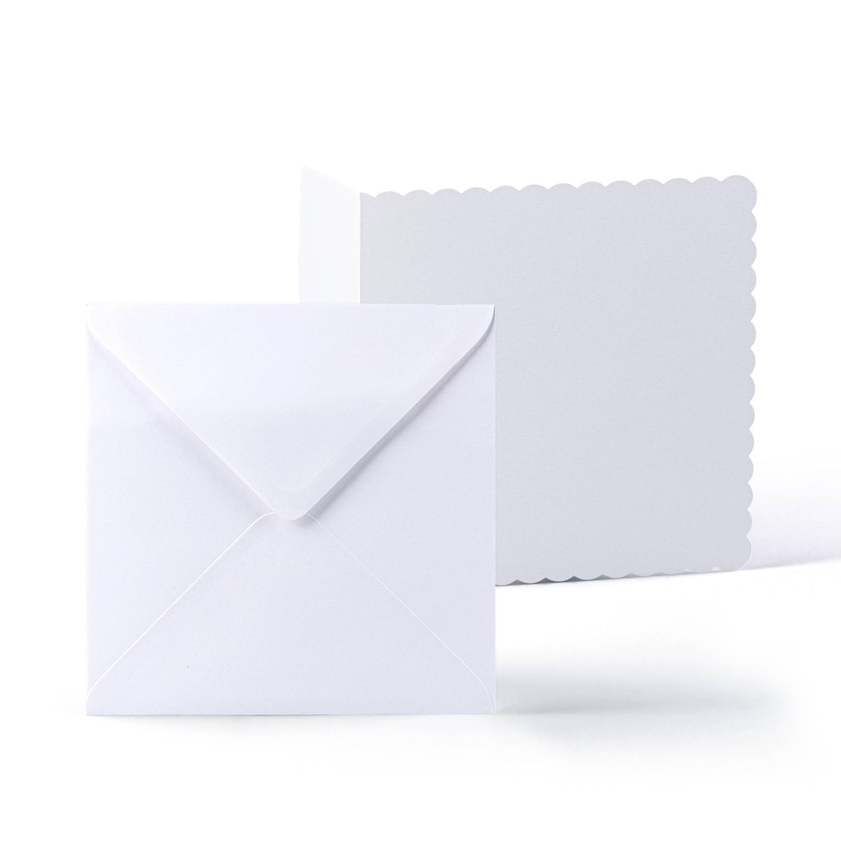 Pack de tarjetas y sobres blancos con borde ondulado