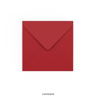 Sobre rojo oscuro de 130x130 mm